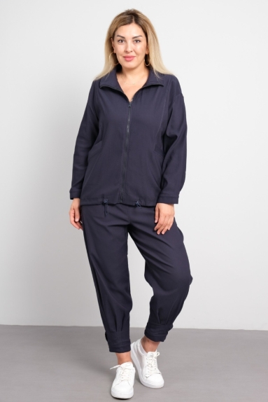  In these images, we see the front and back views of the plus-size womens two-piece set. This set offers a comfortable and stylish look. The top features a zipper, long sleeves, and pockets. The pants are straight-cut with elastic bands at the ankles. Made from high-quality fabric, it is ideal for daily wear.