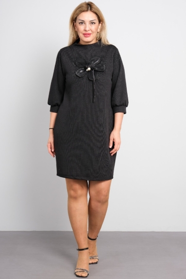 Женское платье больших размеров с цветочным декором спереди.