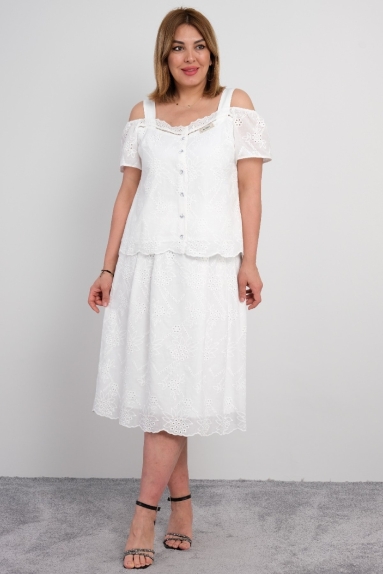  For plus size women, a white suit consisting of a short-sleeved blouse with flower details on the front and a long skirt with flower details.