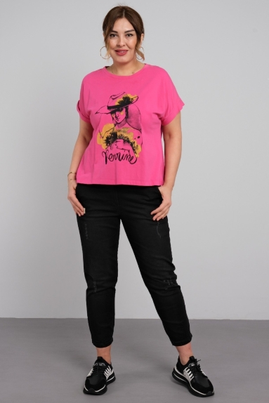 Women's suit with a printed t-shirt and jeans