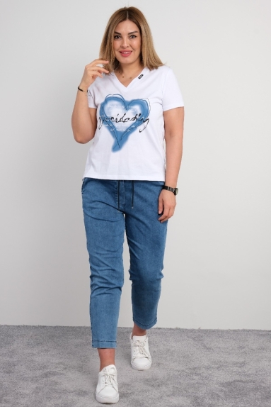 Plus size women's t-shirt and jeans combination with print detail on the front