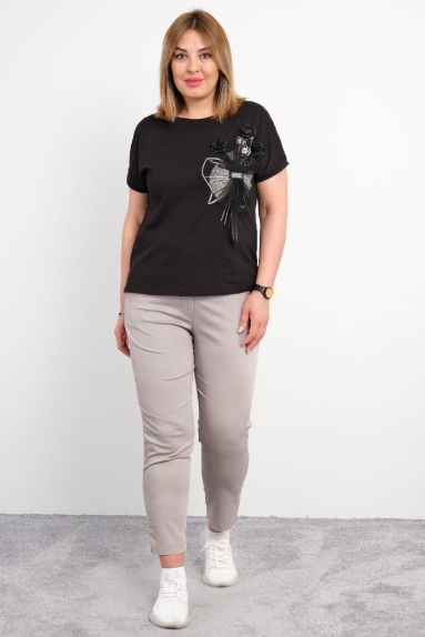  For plus size women, a suit consisting of a short-sleeved t-shirt with flower details in beige-black color and jeans.
