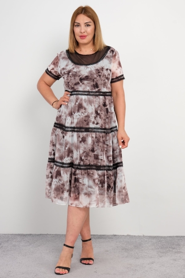  This plus-size womens casual dress is ideal for comfortable wear with a stylish design. The dress features a round neckline and short sleeves, making it suitable for summer and spring use. It is accented with black mesh details and has frill embellishments at the top. The skirt portion is tiered, wide, and pleated, offering free movement. Its pattern is in a modern tie-dye style, giving the dress a dynamic and energetic look. Made from soft and breathable fabric, it is suitable for daily wear and ensures all-day comfort. It can be easily paired with heeled shoes or sandals.
