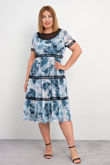  This plus-size womens casual dress stands out with its comfortable and stylish design. It features a cloud pattern in blue and white colors. The upper part of the dress has a round neckline and short sleeves with black lace details on the sleeves and chest. The waistline is accentuated, and the remainder of the dress flares out with gentle pleats. This knee-length dress offers both comfort and elegance for everyday wear. It is made from high-quality, lightweight fabric that ensures comfort in warm weather.