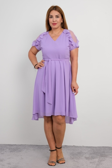  This plus-size womens casual dress is designed to make women look both comfortable and stylish. The elegant lilac color adds a touch of elegance to the dress, which features a V-neckline and short sleeves. The ruffles on the sleeves add movement to the dress, while the draped fabric provides a flattering fit. The thin belt at the waist accentuates your waistline. The hem of the dress has a slight asymmetrical cut, which adds a modern touch. Ideal for daily wear, this dress can also be worn on special occasions. Due to its light fabric, it can be worn comfortably in the summer months.