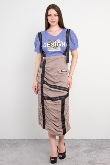  This product is a dress with a modern and sporty design with straps. The upper part is combined with a purple t-shirt featuring the text 
